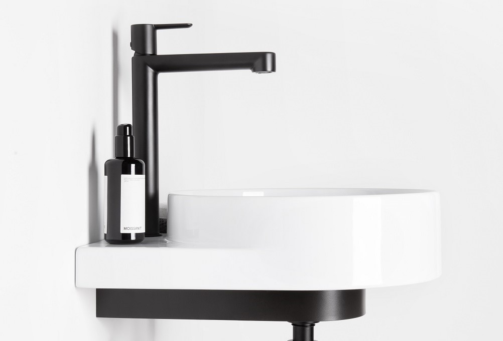 Yard tvättställ med svart blandare