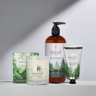 <strong>The English Soap Company</strong>  Set med Flytande Sæbe, Håndcreme og Lys Nordisk Tall