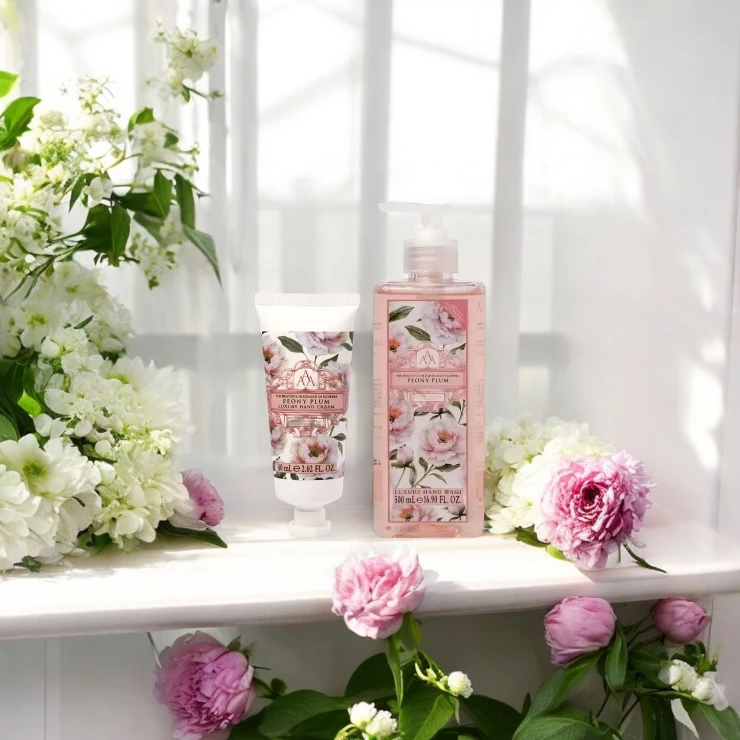 Naturally European Set med HandSæbe og Håndcreme Pæon & Blomme-0