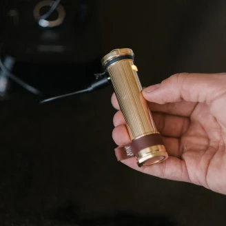 Barebones Mini Lommelygte Flash Messing