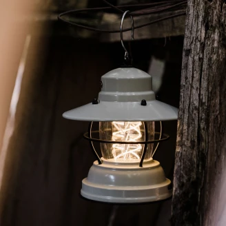 Barebones Lanterne med To Batterier <strong>Outpost</strong>  Hvid