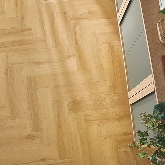 Arbiton Vinylgulv <strong>Amaron Herringbone</strong>  Virgin Oak-Træstruktur 14.8x59 cm